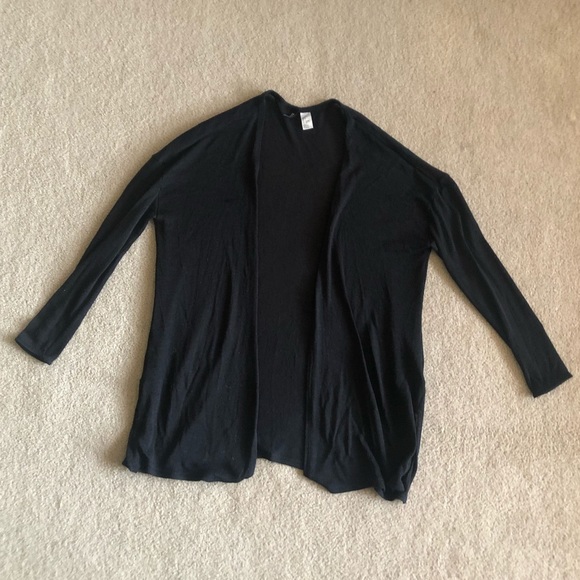 Lightweight cardigan in black. Size Small. - Picture 1 of 6